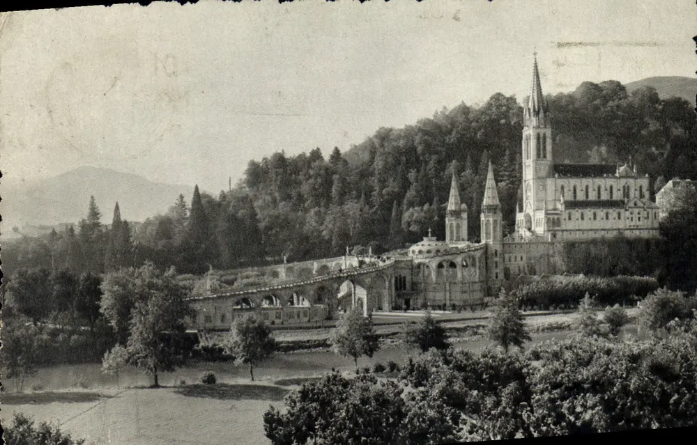 Lourdes — A Basílica, vista lateral — Edição Palais de Lourdes, n°46 - Frente