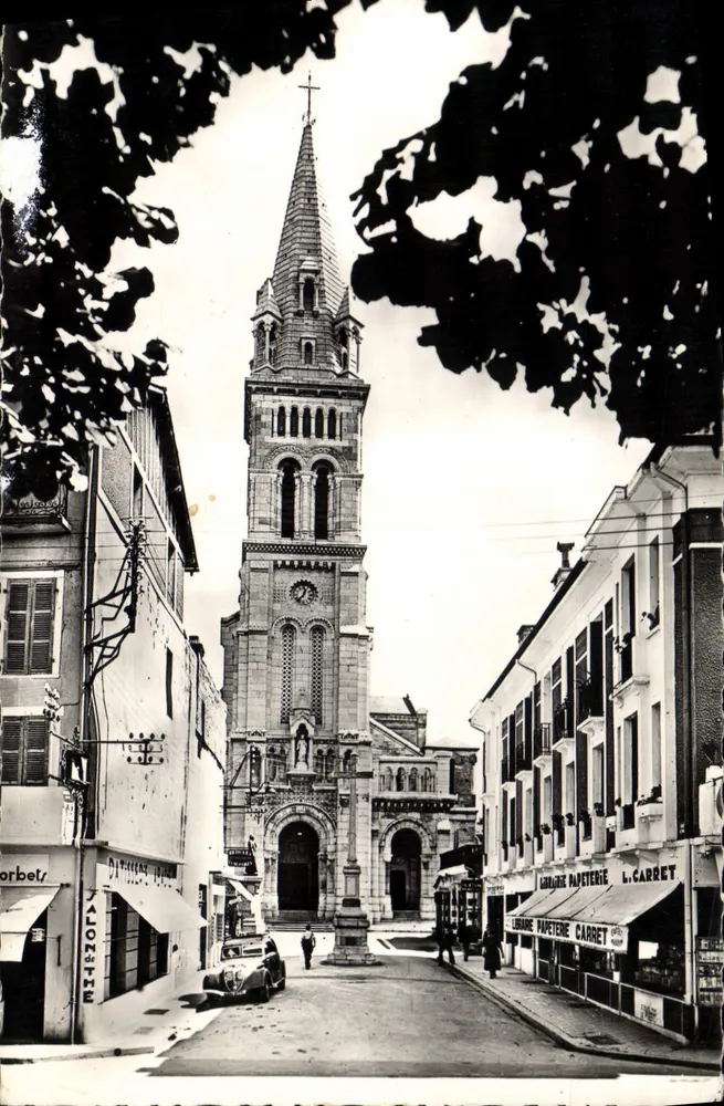 Igreja paroquial de Lourdes — vista da rua — Edição da Paróquia de Lourdes - Frente