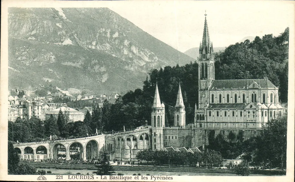 Lourdes - A Basílica e as Pirineus — Editor Alphonse des Arts Photographiques, n° 221 - Frente