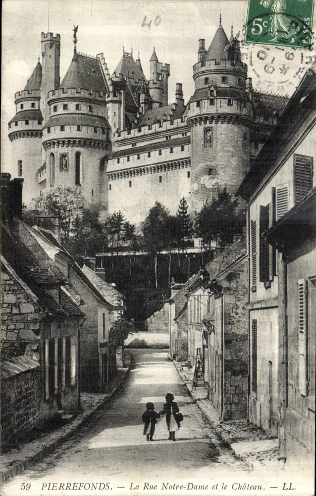Pierrefonds — Straße Notre-Dame und das Schloss — LL - Vorderseite