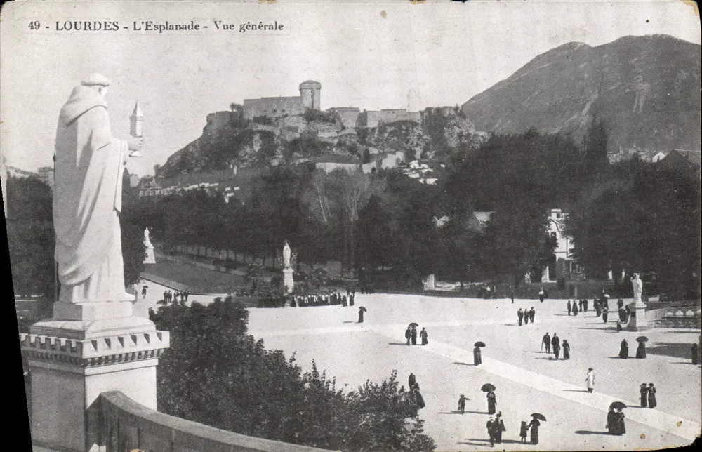 Lourdes - A Esplanada - Vista geral — Grands Magasins du Monde Catholique, n°49 - Frente