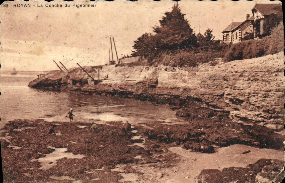 Royan - La Conche du Pigeonnier — vue de la côte avec un homme sur les rochers, éditeur Édition des Nouvelles Galeries, Royan - Awers