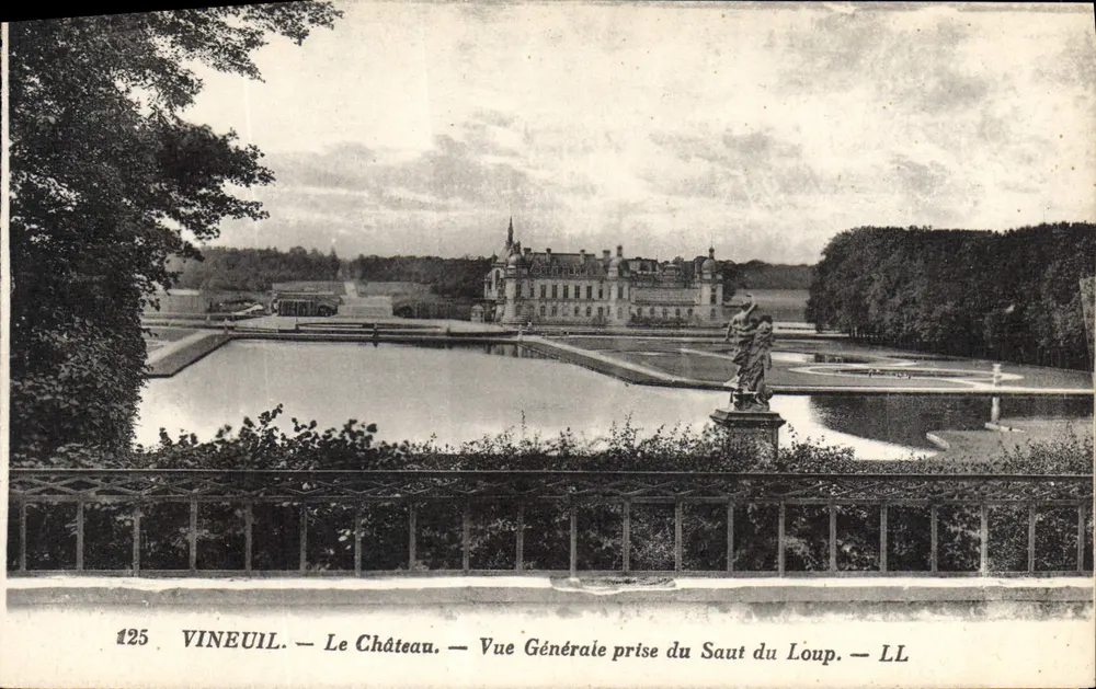 Vineuil — Schloss — Allgemeiner Blick vom Saut du Loup — LL - Vorderseite