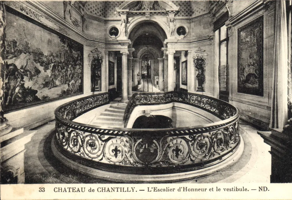 Schloss Chantilly — Die Ehrenstiege und der Vestibül — ND. - Vorderseite