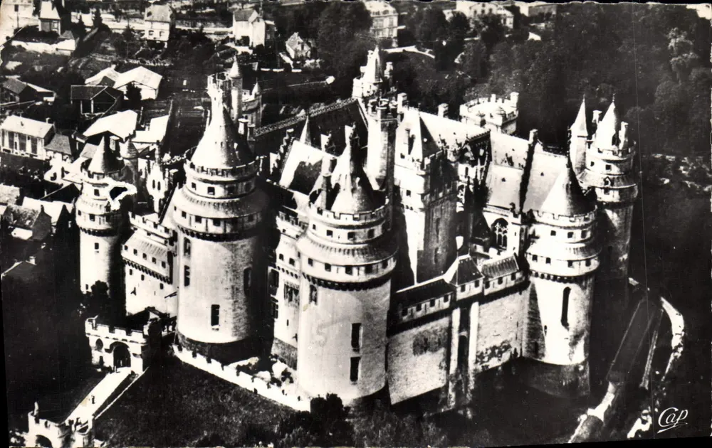 Castelo de Pierrefonds — Vista aérea — Éd. Cazier-Varin - Frente