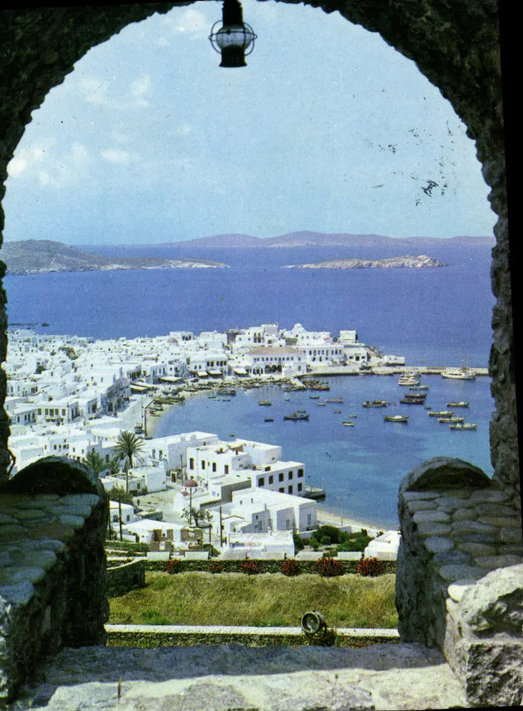 Миконос — вид на порт с арки из камня — издатель Mykonos - Лицевая сторона