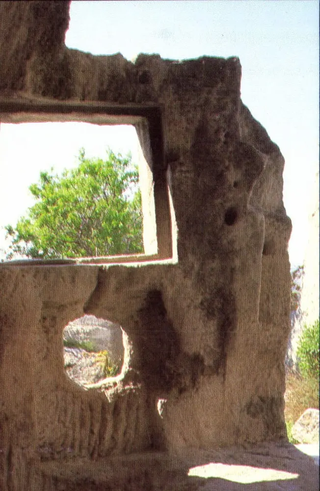 Ruines antiques — vue de fenêtre et ouverture circulaire — Photo Rancurel - Aiguemortes - Awers