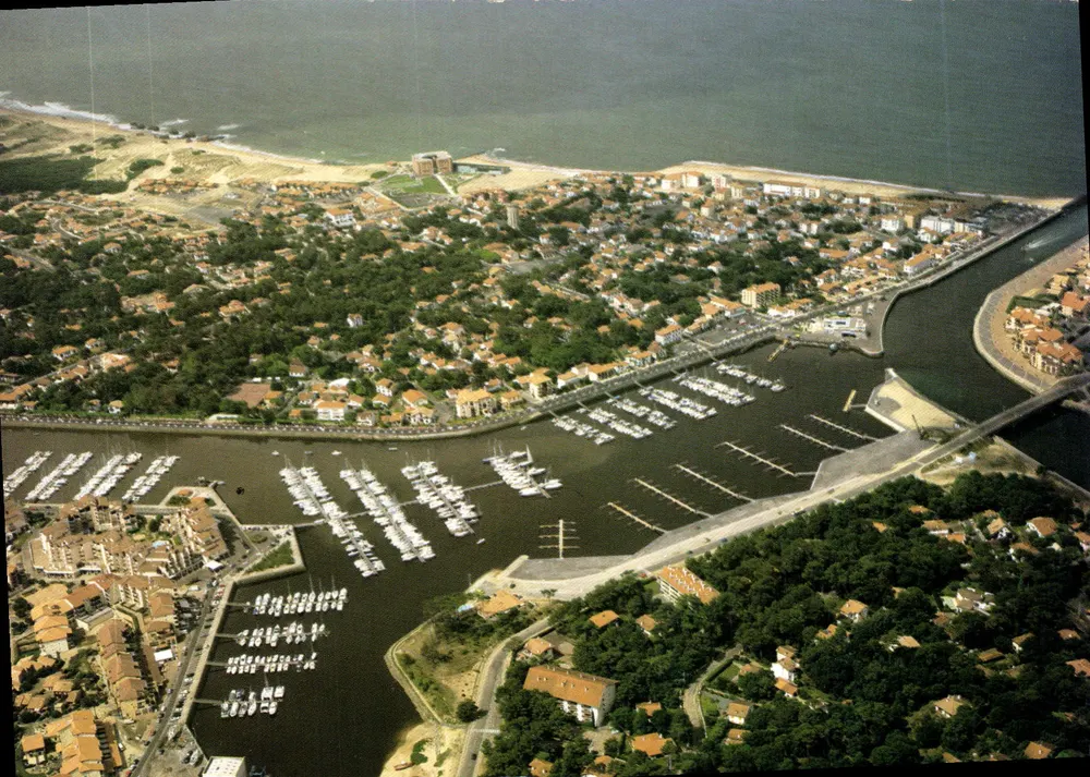 Capbreton — Luftbild des Hafens und der Küste — SOLAIRE PHOTOS - Vorderseite