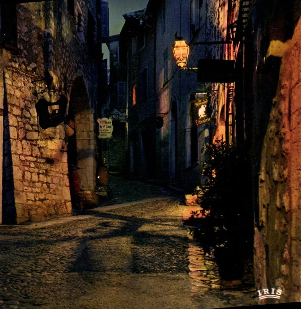 Rua de Saint-Pland — cena noturna com lanterna e sinal 'Livraria' — edição IRIS - Frente