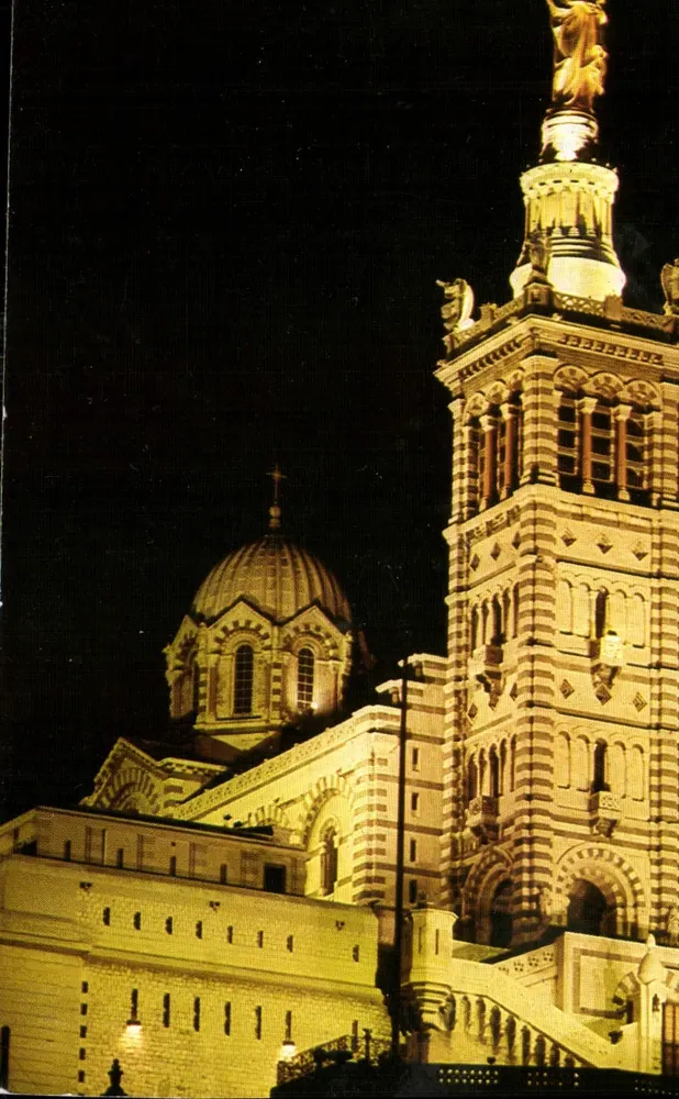 Basilika Notre-Dame de la Garde — In der Nacht — Le carrefour du Monde, Marseille - Vorderseite