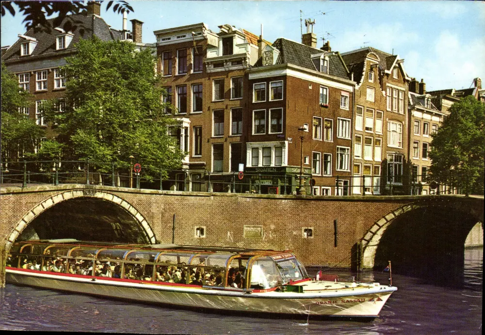 Amsterdam — Ansicht der Kanäle und des Bootes 'Oranje Nassau' — W12 - Vorderseite