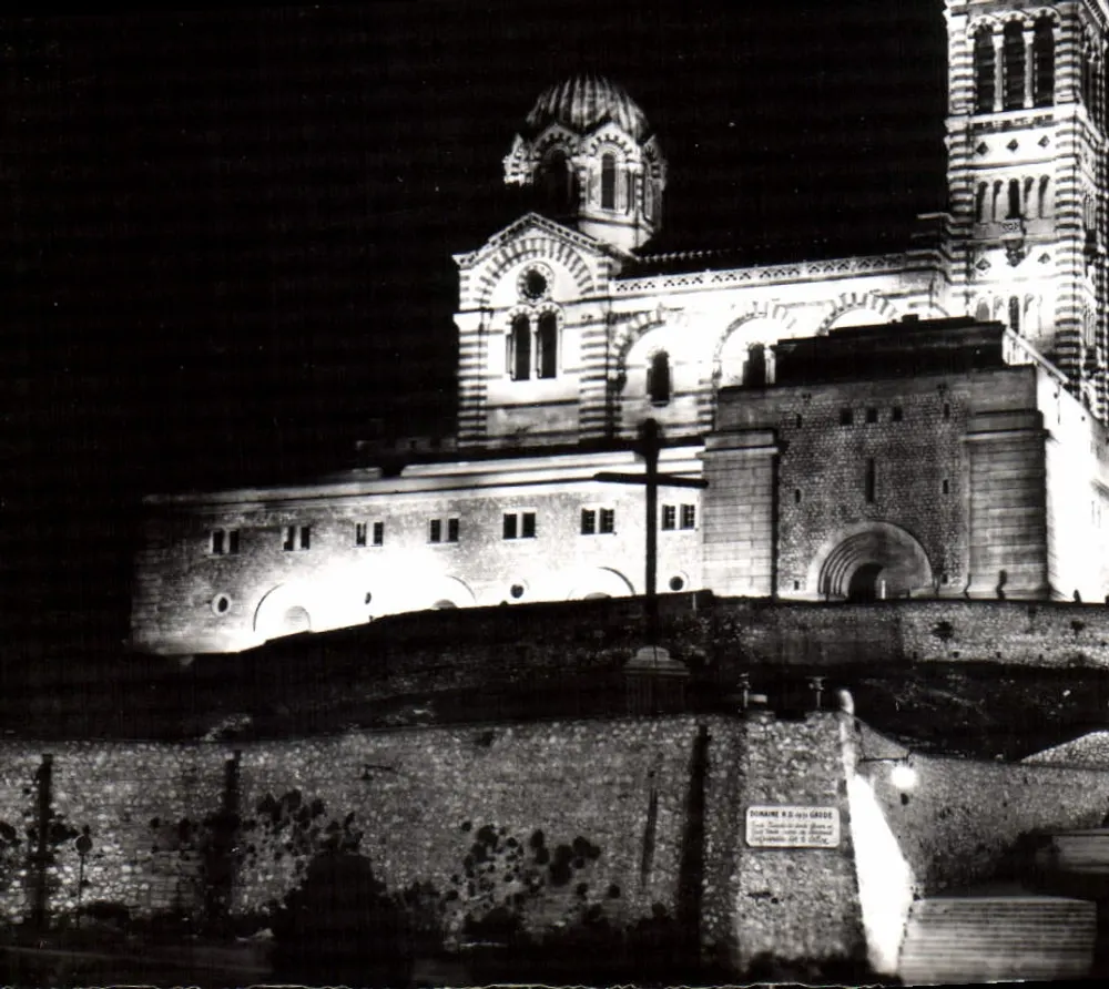 Basilique Notre-Dame de la Garde — Nacht — LE CARREFOUR DU MONDE, Marseille - Vorderseite