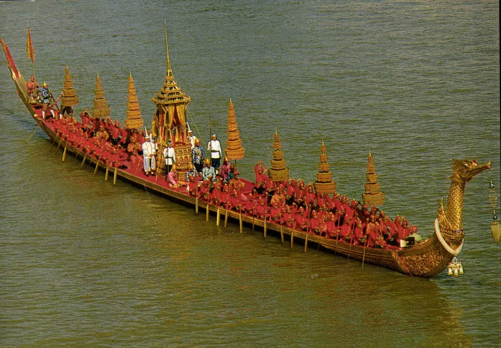 A Barge Real Suphannahong — Editora Phornthip Phatana Ltd., Bangkok - Frente