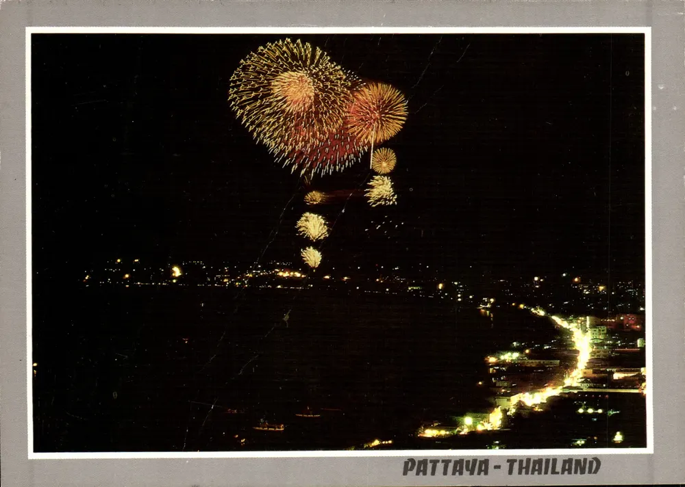Pattaya - Tailândia — Fogos de artifício noturnos — Phornthip Phatana Ltd. - Frente