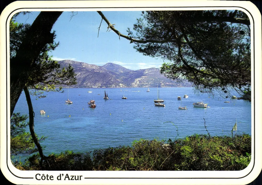 Côte d'Azur — Vista de uma baia — REFLETS DE LA CÔTE D'AZUR (Foto G. Chassagne) - Frente