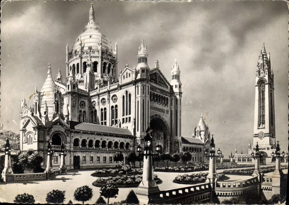 A Basílica de Lisieux — Panorama Geral — Editor Calvados - Frente