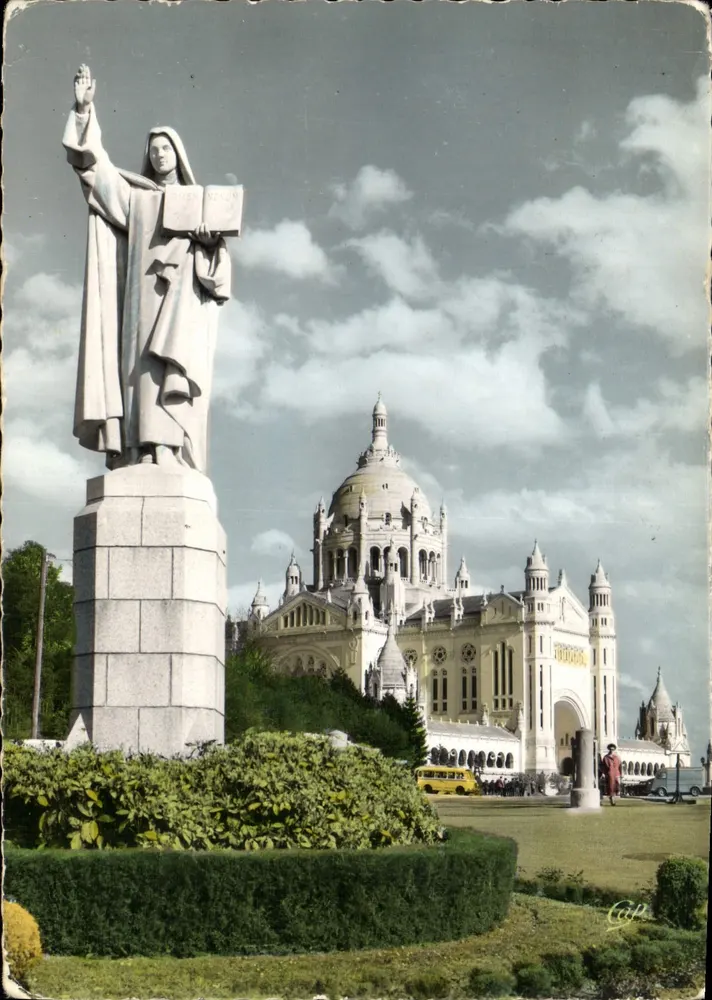 Lisieux — Estátua de Santa Teresinha vista em direção à Basílica — Cie des Arts Photomécaniques, Paris - Frente