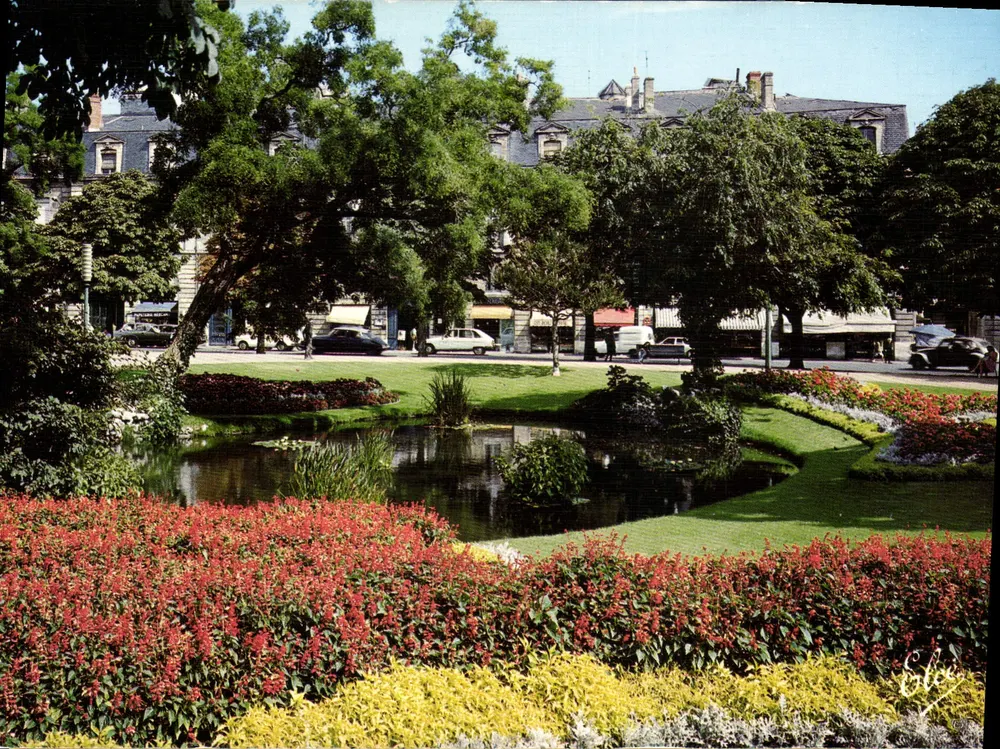 Bordeaux — Place Gambetta mit ihrem Schönen Garten — Élèce - Vorderseite