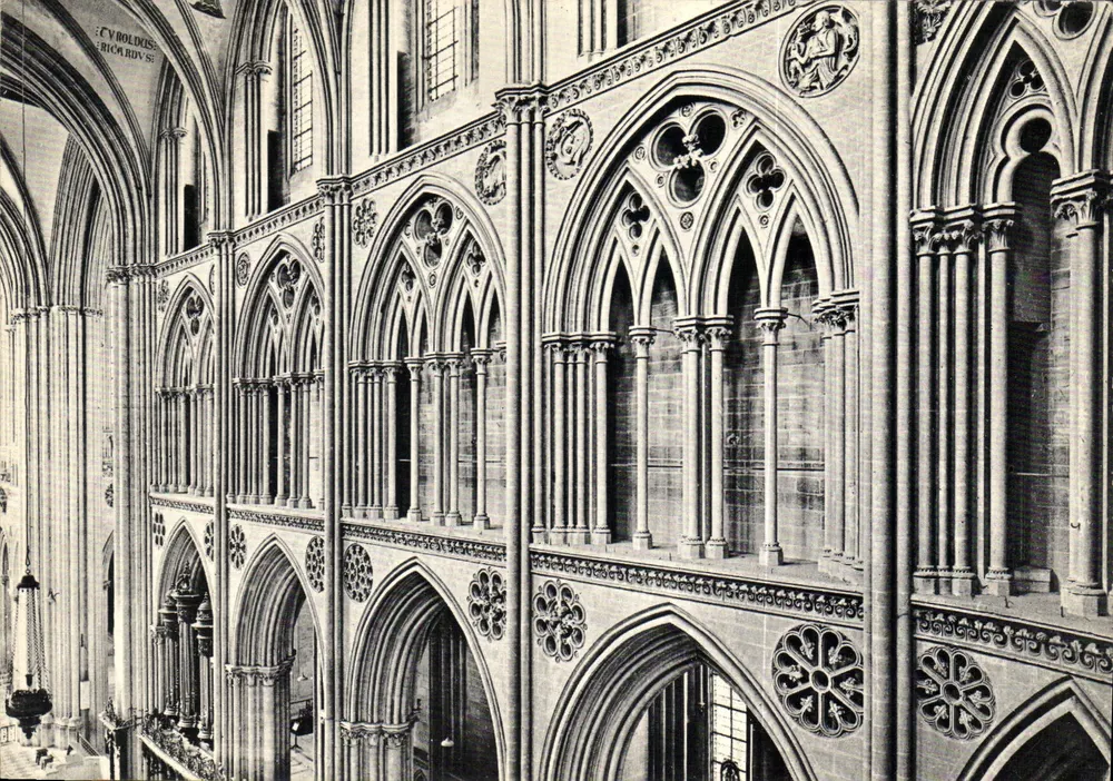 Bayeux — Kathedrale Notre-Dame — Ansicht des Triforiums (1230-1240) - Vorderseite