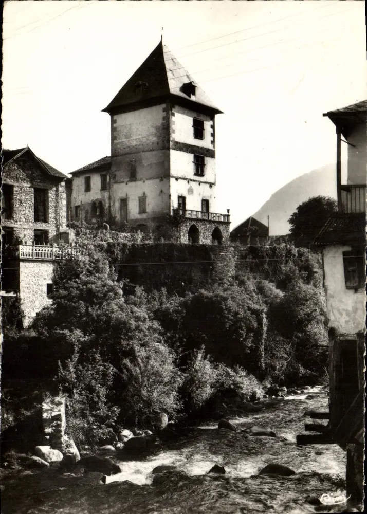 Mauleon-Barousse (Htes-Pyr.) — Das alte Schloss und die Ourse — COMBIER IMP. (S.-E.L.) - Vorderseite