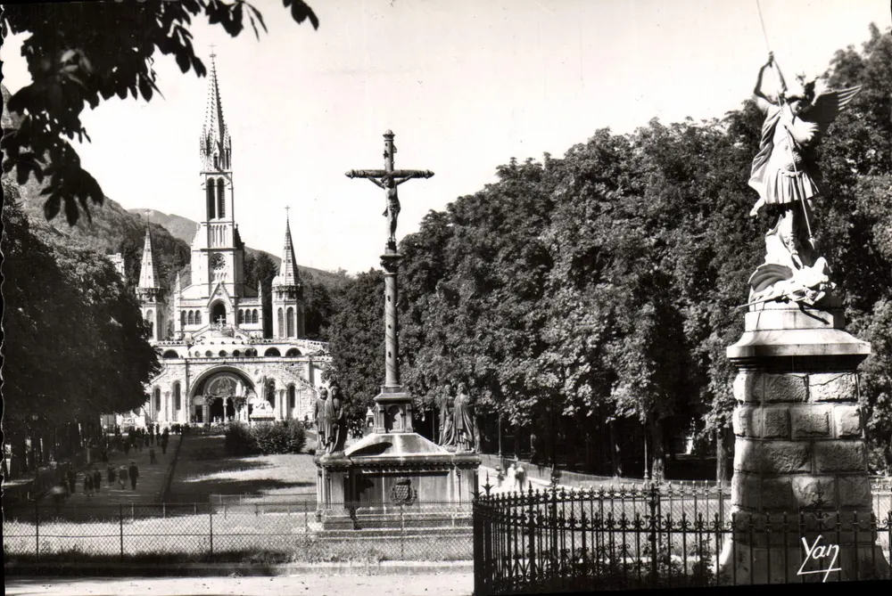 LOURDES - A Basílica e a Esplanada — Edição Photo Quinphil, n° 1039 - Frente