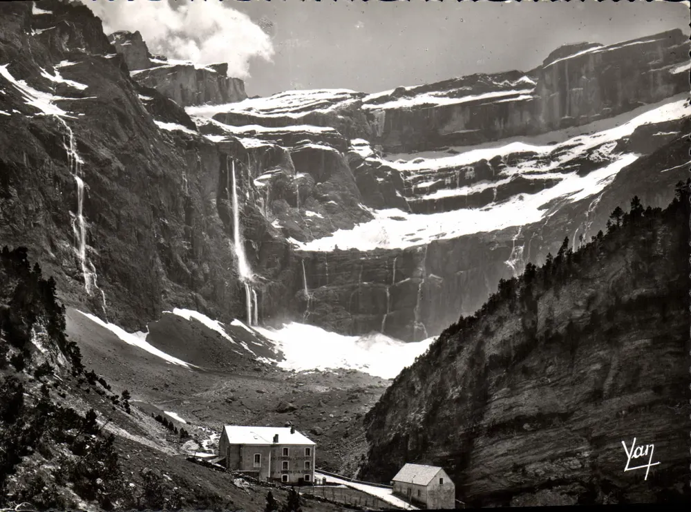 Gavarnie - O Cirque e a Grande Cascade (altura da queda 422 m.) — Edição Quinault, Lourdes - Frente