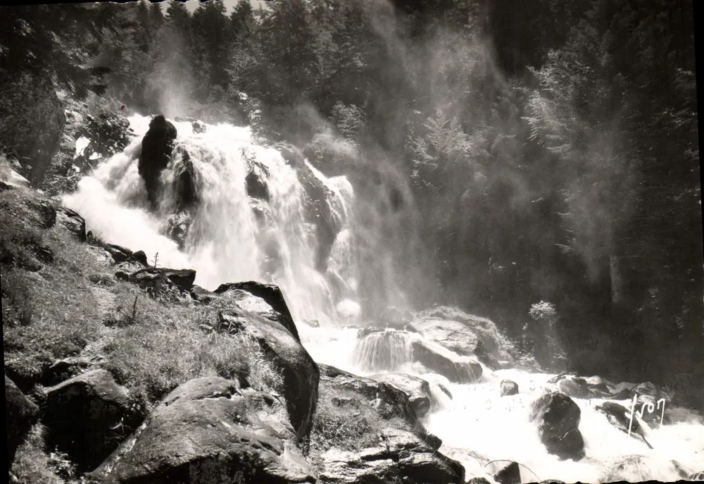 Cascata de Lutour — Arredores de Cauterets (Alto-Pirineus) — Les Éditions d'Art Martel, Paris - Frente