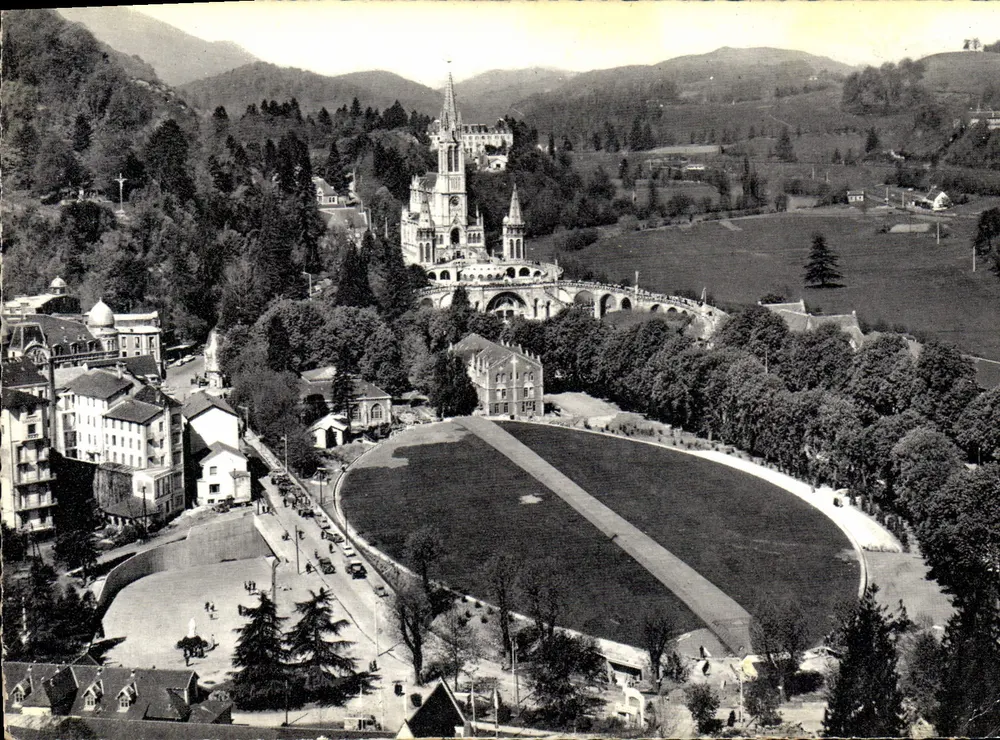 Lourdes — Basilika und unterirdische Kirche — Weltzentrum des Pilgertums - Vorderseite