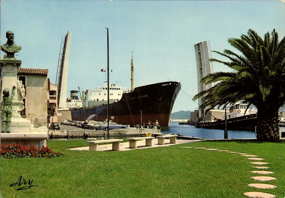 Martigues — Passagem de um barco no canal — Edição ARYchromes, n°685 - Frente