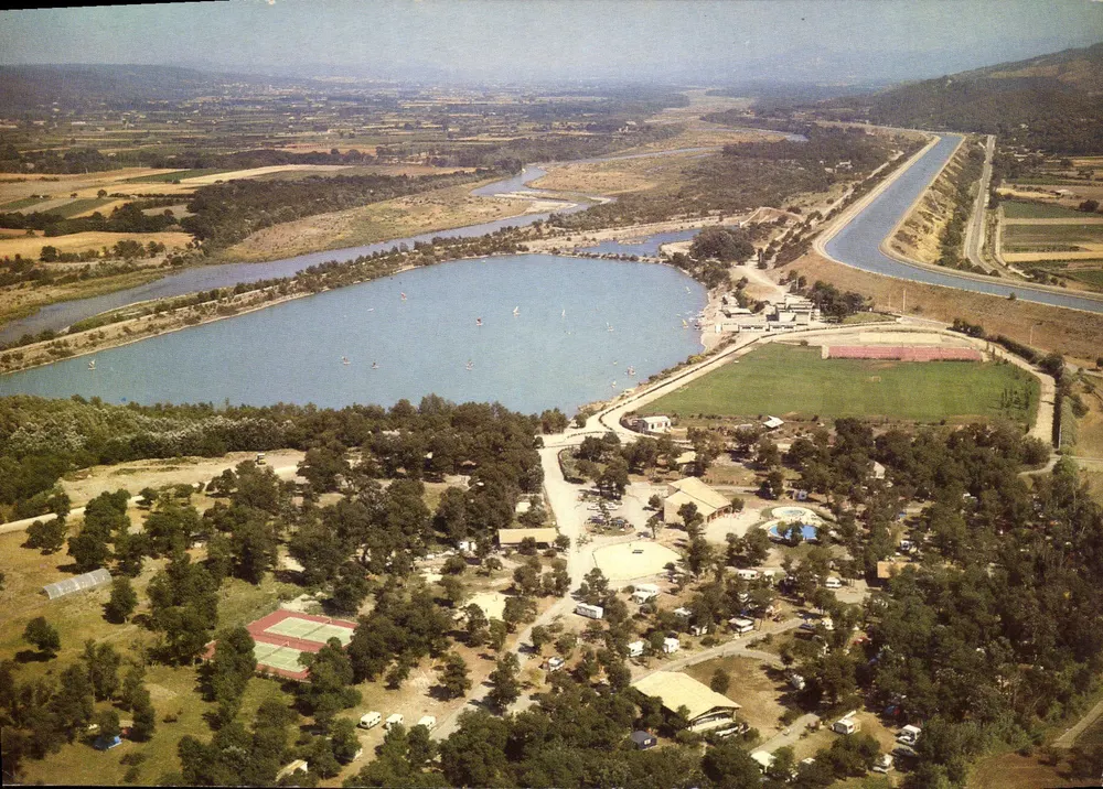 La Roque-d'Anthéron (B.-du-Rh.) — O camping e o lago — Éditions S.M.D. Impressions Combier, n° C5 13084-0-0003 - Frente