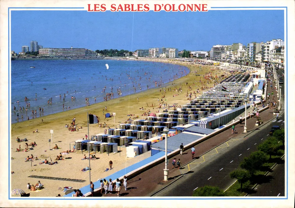 Les Sables d'Olonne — Blick auf den Strand und den Damm — Verlag Art Aud, Nr. R 51 - Vorderseite