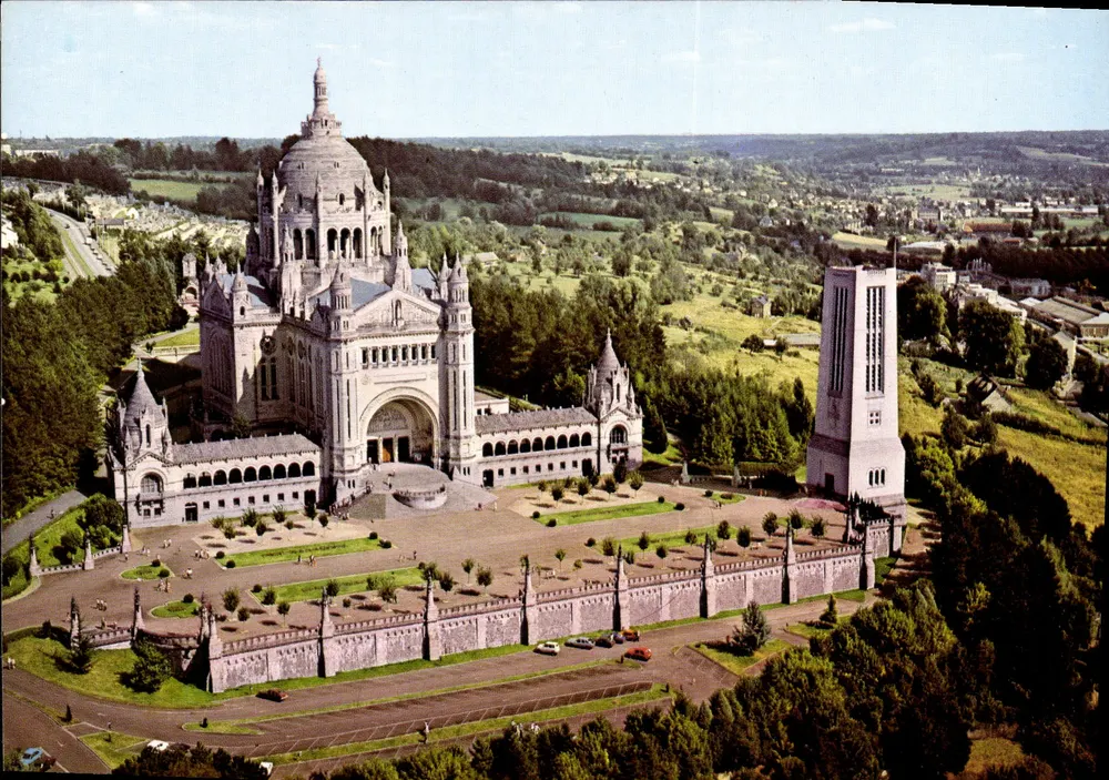 Lisieux (Calvados) — Luftbild der Basilika — Éditions et Impressions Combier / Mâcon, Nr. C5 14366-1-5075 - Vorderseite