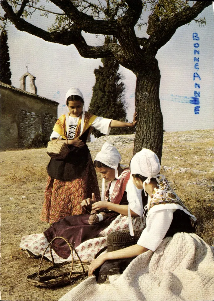 Drei junge Frauen im provenzalischen Kostüm — unter einem Olivenbaum — Éditions de Provence, n°4674 - Vorderseite