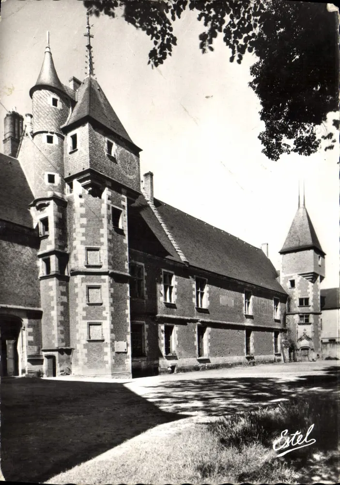 Schloss Gien — Fassade zum Innenhof — Éditions Lecourbe Paris - Vorderseite