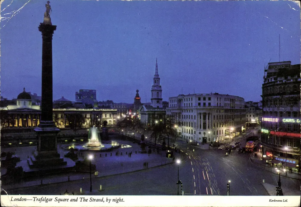 London—Trafalgar Square und The Strand, bei Nacht. — Karadorama Ltd. - Vorderseite