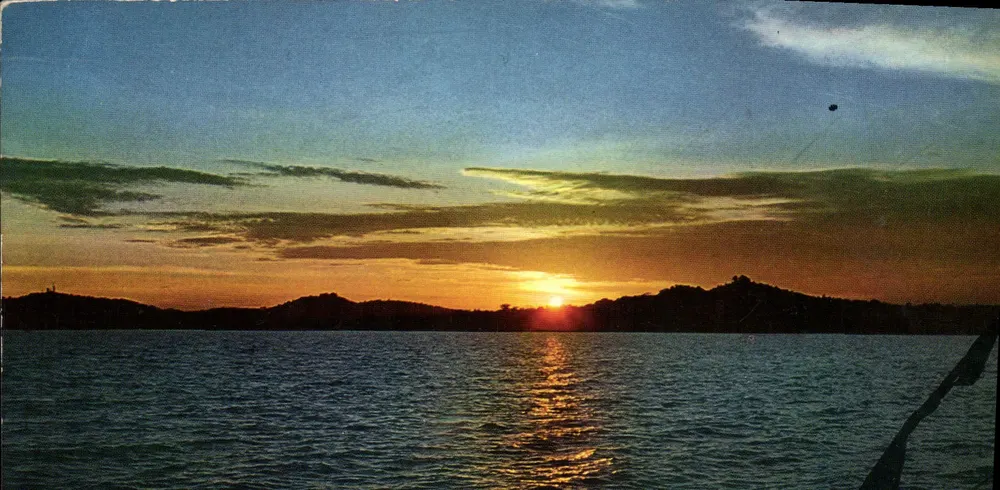 Pôr do sol sobre um lago — Kenya — Edição Kenya Stationers, Nairobi - Frente
