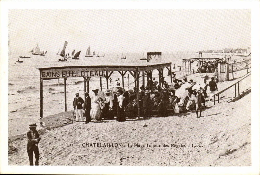 Châtelaillyon — Der Strand an Regattatag — Bains Guillotéau - Vorderseite