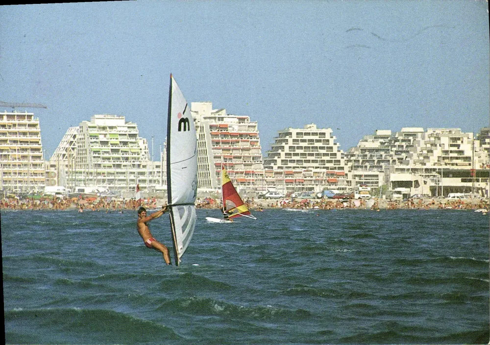 Sailboarder no mar — praia de La Grande Motte — Éditions Saint-Clement-de-Rivière, n°231 - Frente
