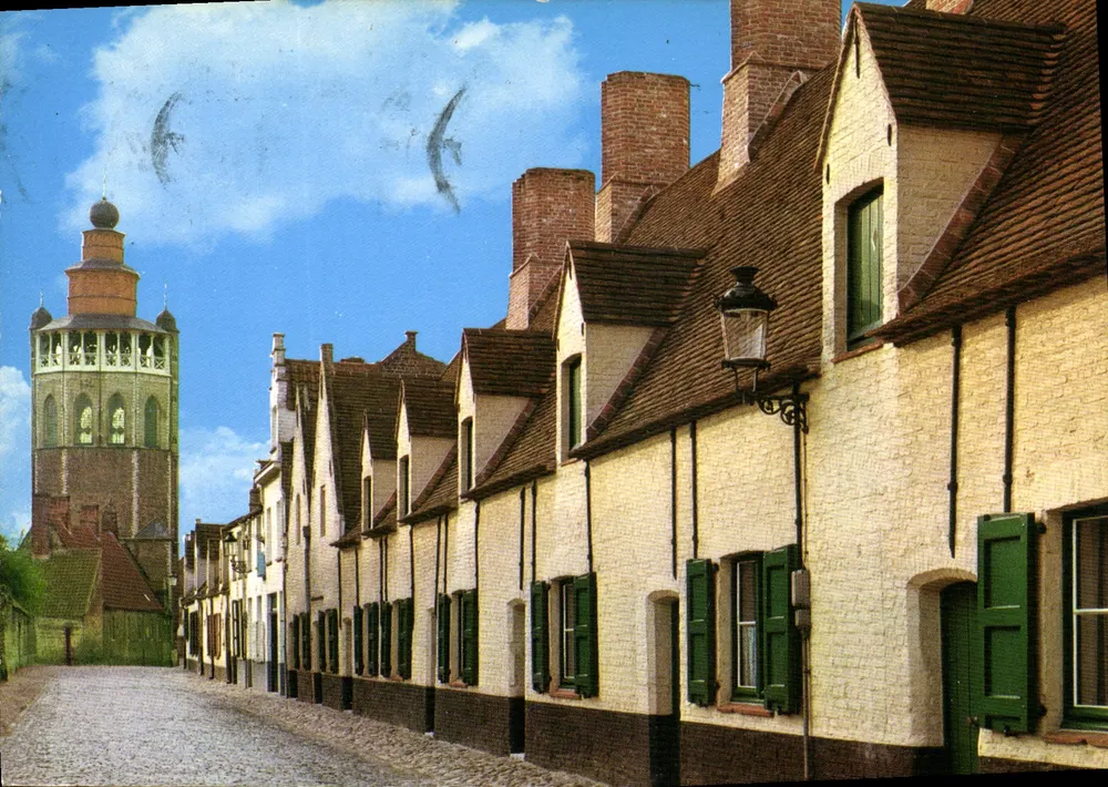 Bruges — gepflasterte Straße mit Kirche und Häusern mit grünen Ladenfenstern — Verlag AVM - Vorderseite