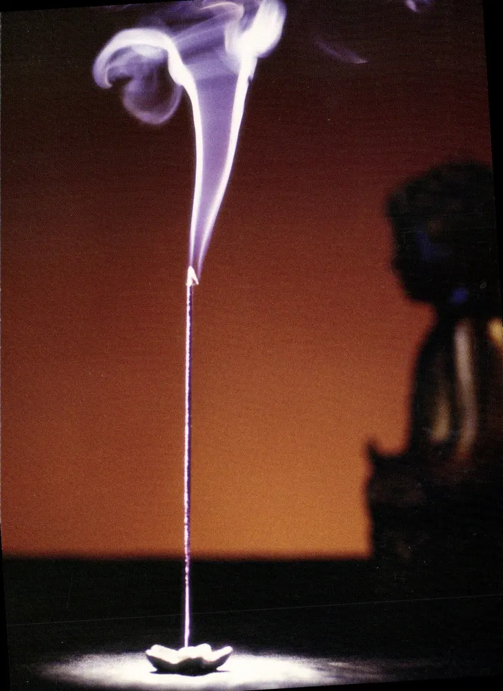 Incenso queimando — silhueta do Buda — Bruce Fleming / Zen / Masterfile 2006 - Frente