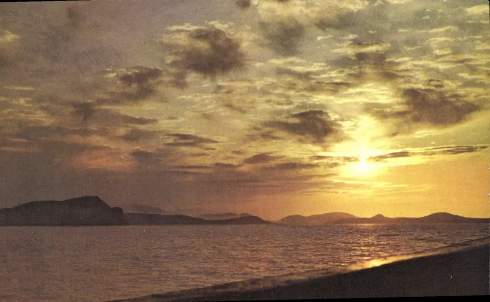 Pôr do sol sobre o mar — montanhas ao longe — 3 SUISSES "Férias 3 S" - Frente