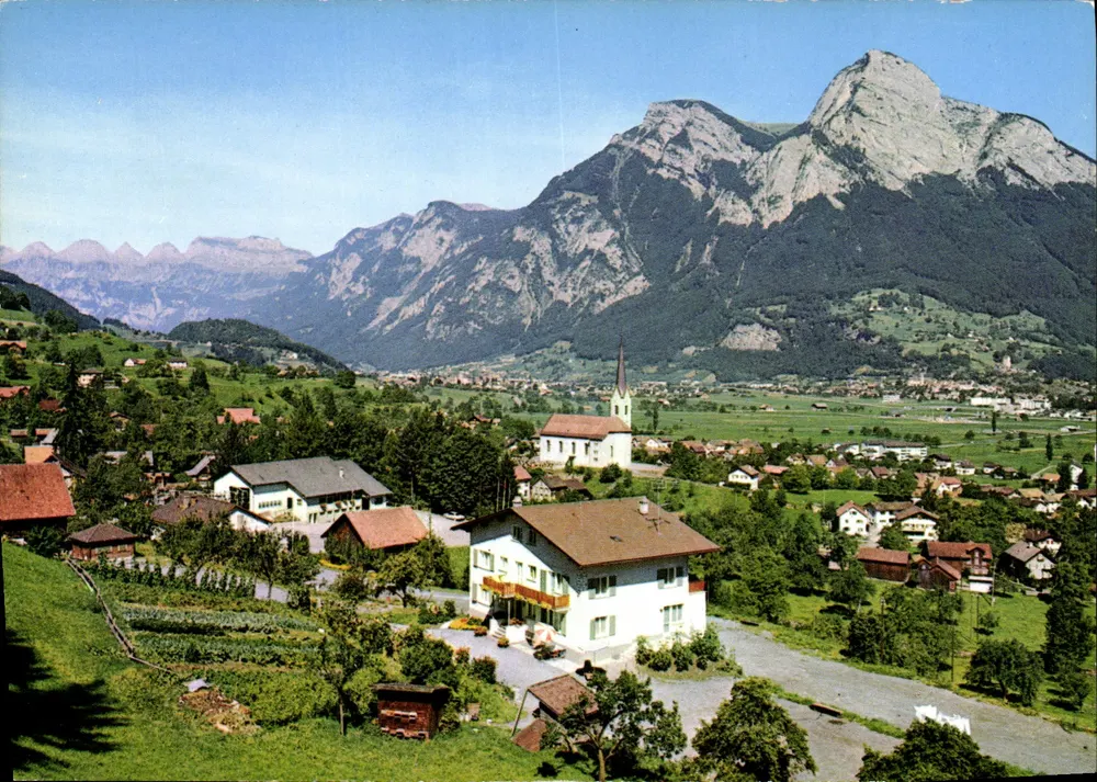 Pizol — Vista panorâmica com igreja e montanhas — St. Galler Oberland, editor Farbphoto A. St. Galler Oberland, n° 2386 - Frente