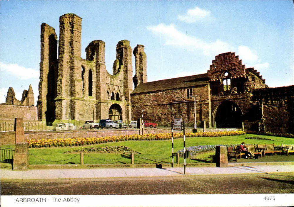 Arbroath - A Abadia — ruínas góticas, jardim florido, carro vermelho — Whiteholme Publishers Ltd Dundee n° 4875 - Frente