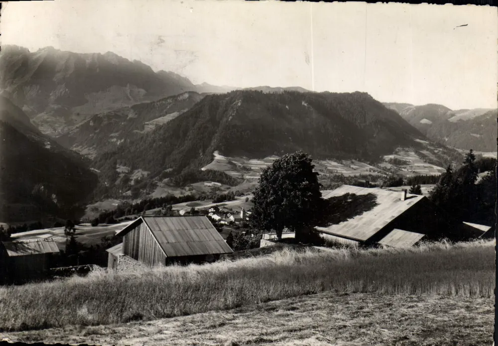 Notre-Dame-de-Bellecombe — 1134 m, und die Porte des Aravis — Foto R. Bertin, Albertville - Vorderseite