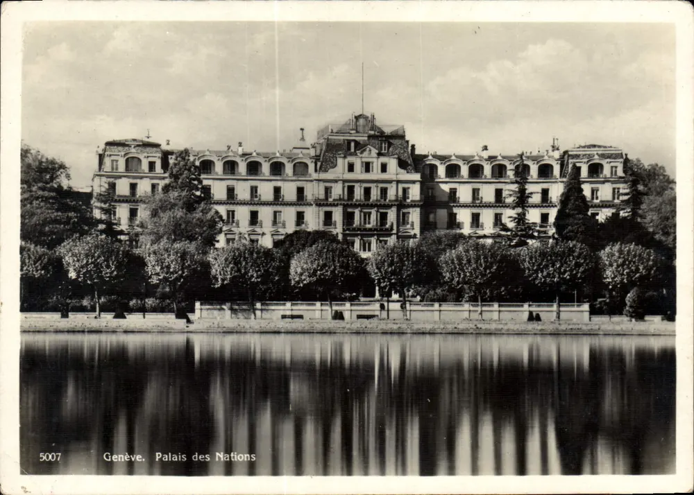 Genebra. Palácio das Nações — vista do edifício com reflexo na água — Georges Jacquet, editor, n° 5007 - Frente
