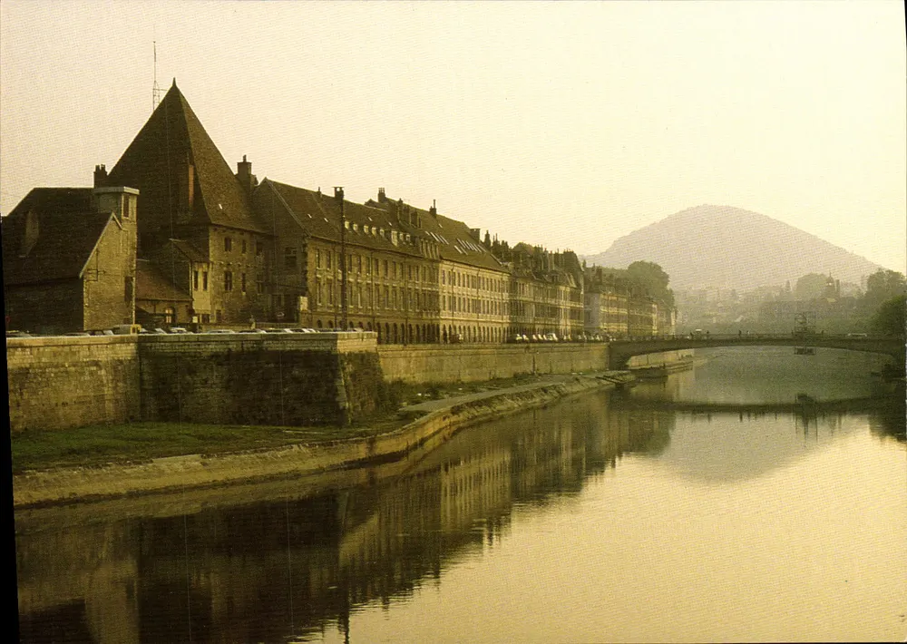 Besançon (Doubs) — Il Doubs e il molo Vauban — Edizioni e Stampa Combier / Macon - Recto