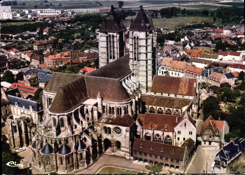 Noyon (Oise) — Visão aérea — A catedral — Impressor Combier, Mâcon - Frente