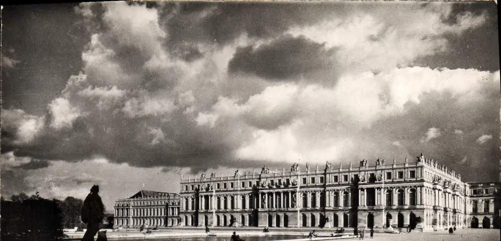 Versailles - O Castelo — Fachada no Parque (Corpo Central e Ala Norte e Pátio das Pequenas Peças) — Sociedade Comercial dos Monumentos Históricos, Grand Palais, Paris, n° 78 646 7288 007 - Frente