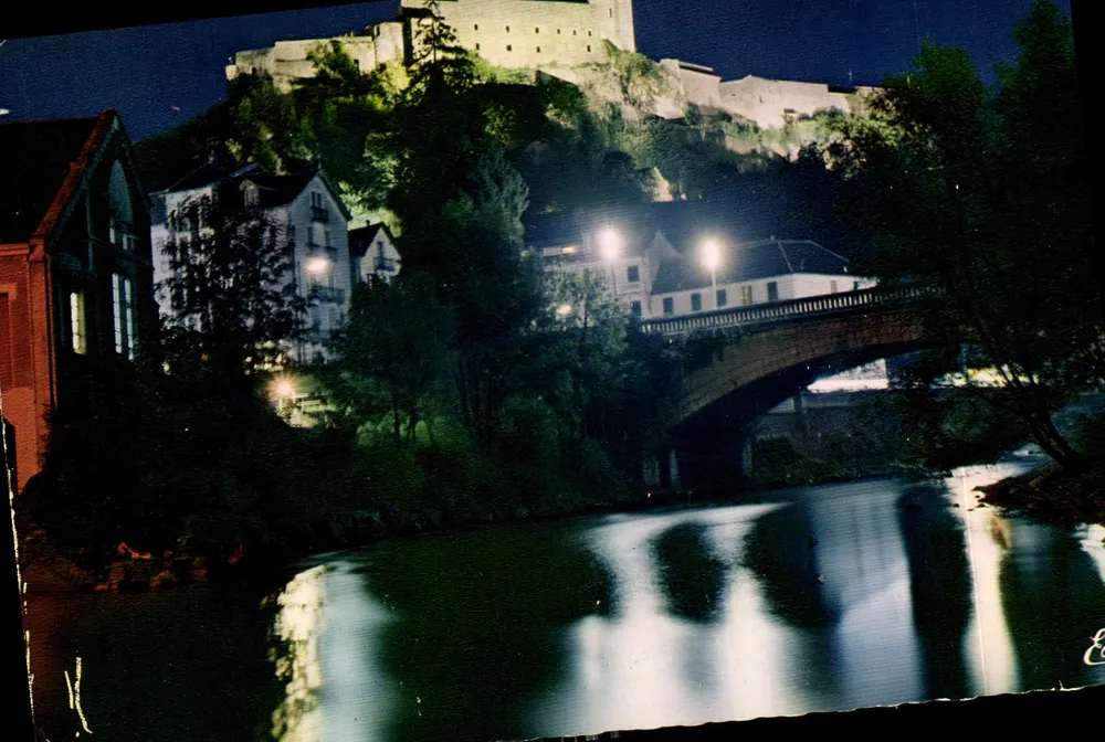 Das befestigte Schloss bei Nacht — Lourdes — Éd. P. Doucet, n° 107 N - Vorderseite