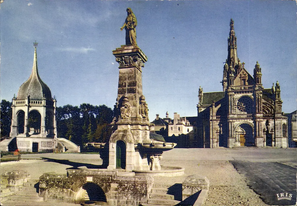 Sainte-Anne-d'Auray — Denkmal für die Toten, die Fontäne und die Basilika — IRIS - Vorderseite